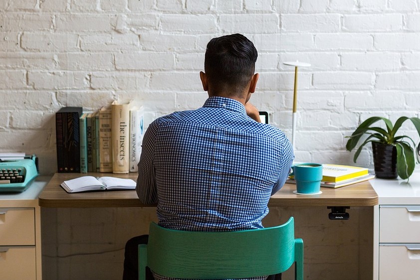 ネットサーフィンする男性